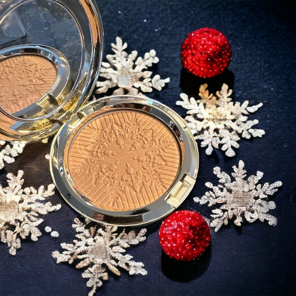 NEW MAC Limited Edition Holiday Gift Set - Picture 2 of 6